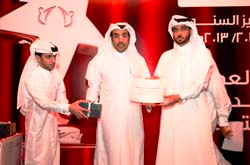 اللجنة تكرم موظفيها المتميزين 