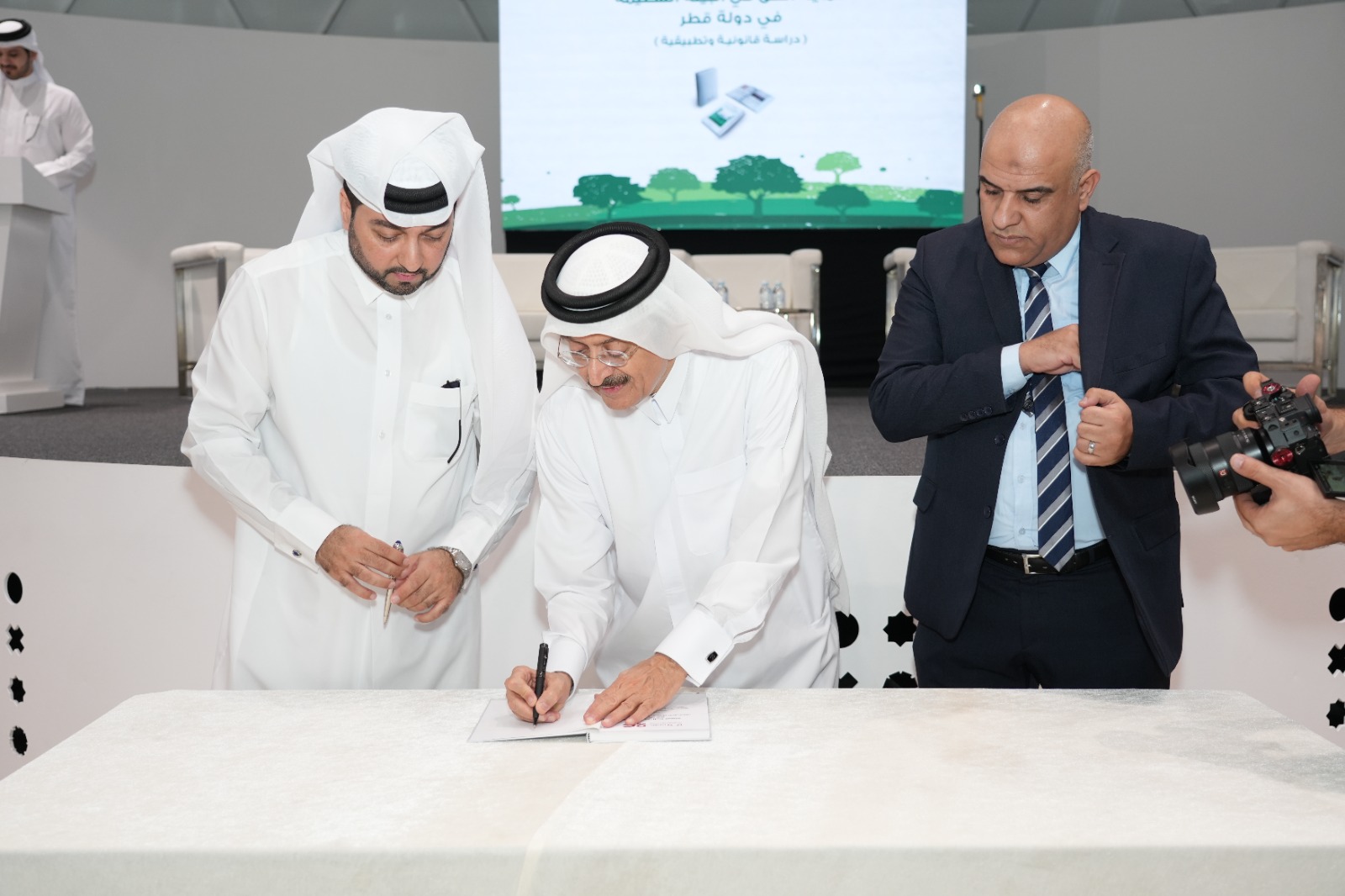 اللجنة الوطنية لحقوق الإنسان تدشن كتابا حول حماية الحق في البيئة السليمة في دولة قطر - اكسبو 2023